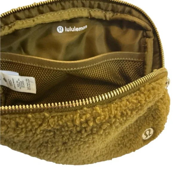 Lululemon Everywhere Belt Bag 
Fleece - Picture 13 of 15